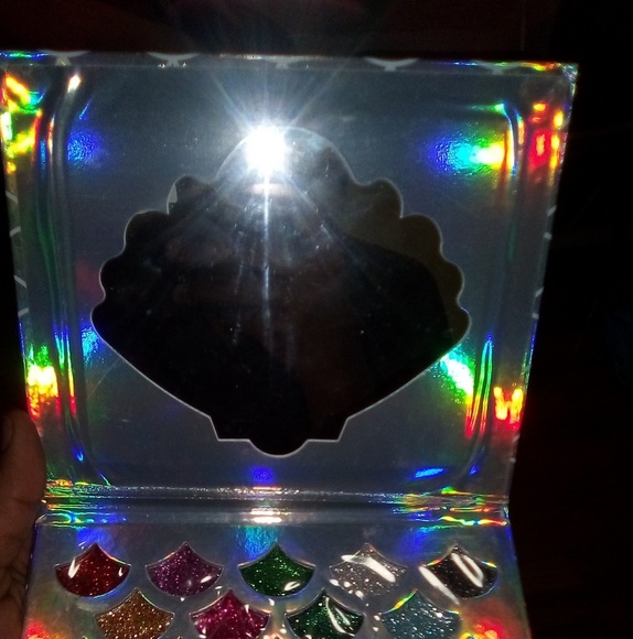 32 Piece Glitter Palette With Mirror - Picture 3 of 3